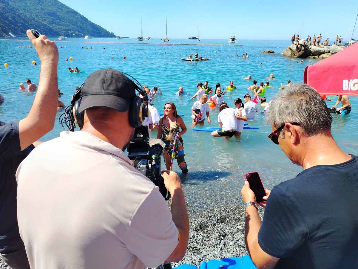 troupe Rai1 che riprende i ragazzi in acqua