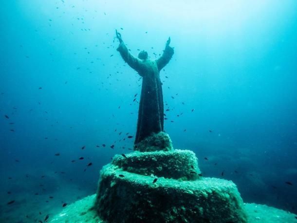 foto attuale del Cristo degli Abissi con il nuovo basamento a spirale