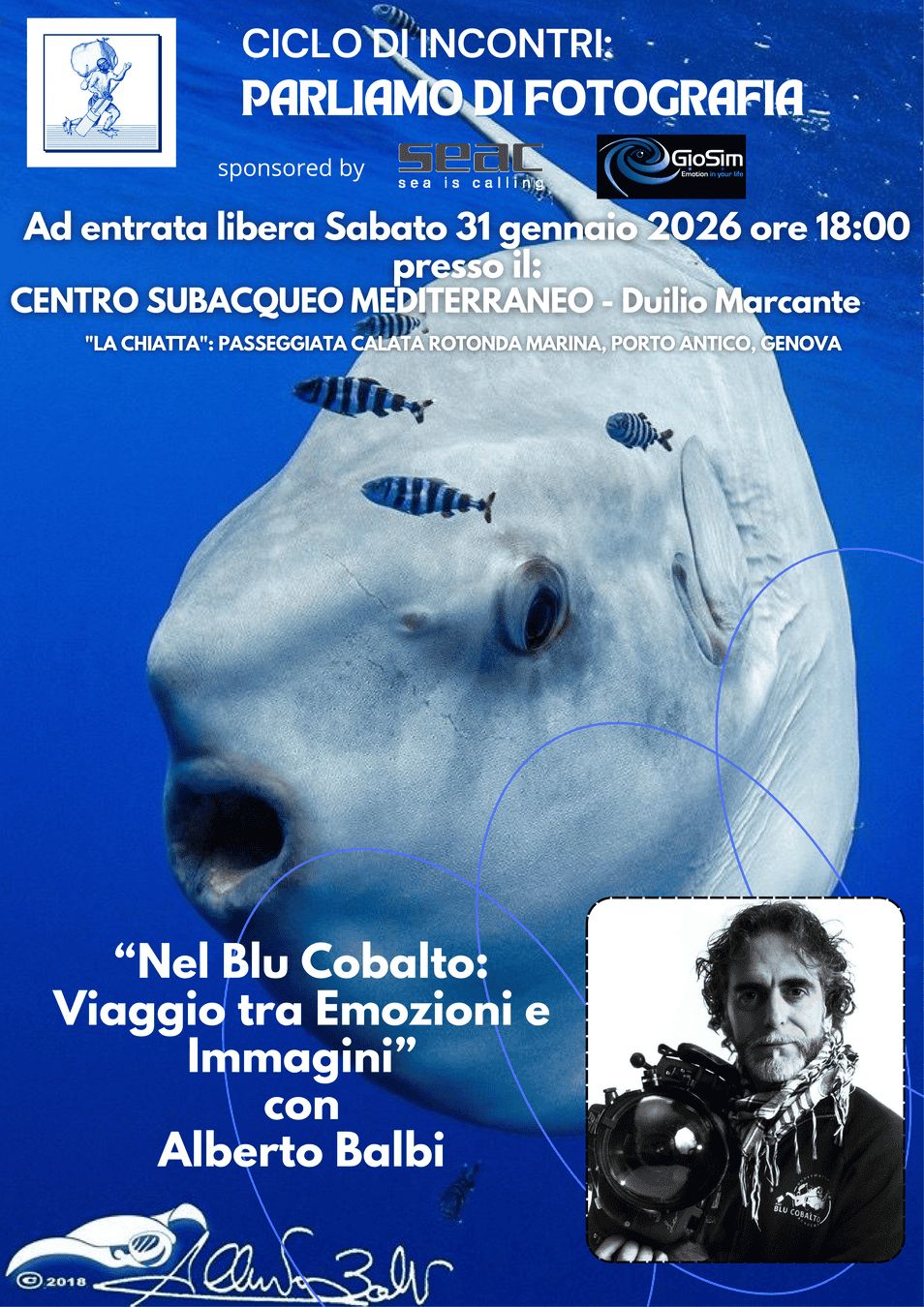 locandina incontro del 31 gennaio 2026 ore 18:00 sulla fotografia subacquea, riprende sullo sfondo blu un pesce luna e in primo piano Alberto Balbi in bianco e nero con attrezzatura da fotografo sub