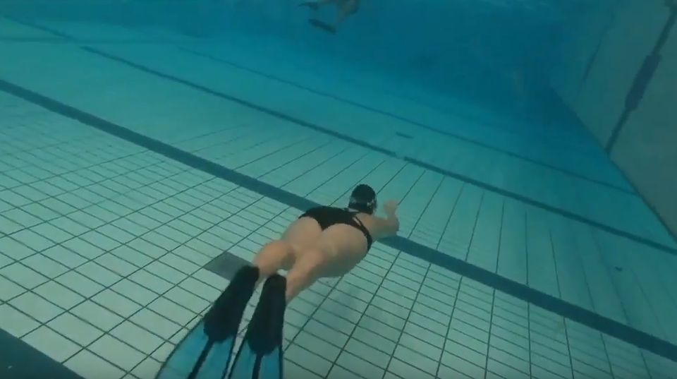 foto di un allievo con pinne e maschera in apnea in piscina