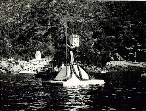 foto storica della prima posa del Cristo degli Abissi che si sta inabissando per la prima volta